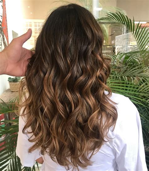 morena iluminada em cabelo castanho claro|Morena iluminada: inspirações, dicas e cuidados para。